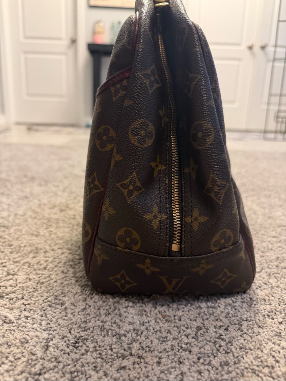 Louis Vuitton Deauville Monogram Satchel, Burgundy Model M4726 - Picture 5 of 14